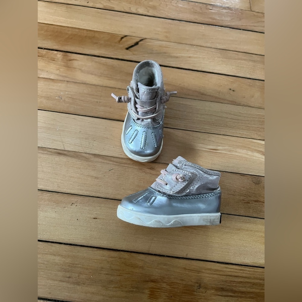 Sperry Ice‎ Storm Crib Boot Sliver & Glitter Pink